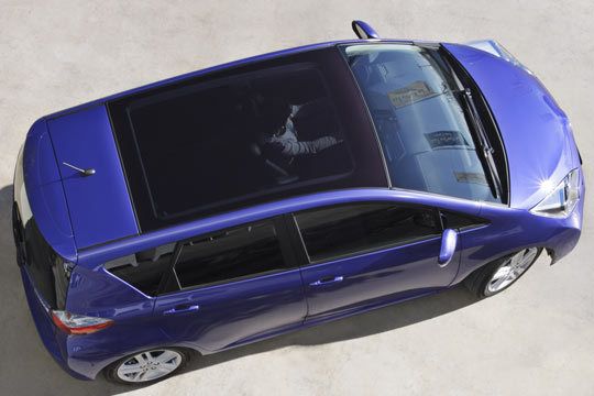 Das optionale Panorama-Dach lässt mit 1,26 Metern Länge viel Tageslicht in den Innenraum. Ein Rollo lässt sich zum Schutz vor der Sonne elektrisch ausfahren. (Archiv: Vogel Business Media)