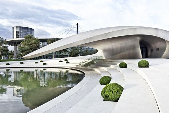Der Porsche-Pavillon präsentiert sich dank seiner avantgardistischen „Monocoque“-Konstruktion als neuer architektonischer Blickfang in der Park- und Lagunenlandschaft der VW-Autostadt. (Foto: Porsche)