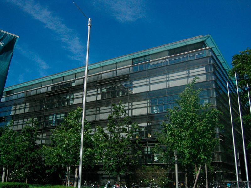 Die Max-Planck-Gesellschaft ist mit 4,3 Punkten auf Platz zwölf. Ein Verwaltungsleiter schreibt auf Glassdoor: „Weiterbildungsmöglichkeiten, hohe Verantwortung und großer Gestaltungsspielraum, motivierte Mitarbeiter und angenehme Arbeitsatmosphäre.“  (Hauptverwaltung der Max-Planck-Gesellschaft (MPG) in München / Wiggum / CC BY 2.5)