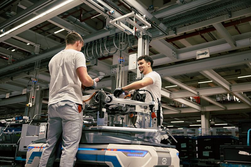 Fahrerlose Transportsysteme (FTS) befördern das benötigte Material zu den Montagestationen. (Bild: AUDI AG)