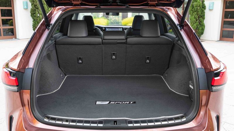 Darüber hinaus bietet der RX einen üppig dimensionierten Kofferraum. (Bild: Lexus)