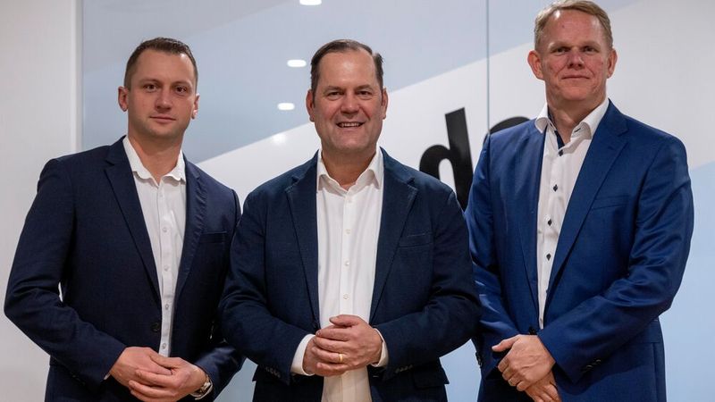 Dr. David Gabrysch (Mitte) mit COO Marcus Vollbrecht (li.) und CFO Gregory Peacock (re.).(Bild:  Rameder)