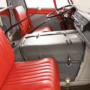 Typisch Frontlenker: Der Motor macht sich zwischen Fahrer und Beifahrer im Innenraum deutlich breit. Der Hebel mit dem weißen Knauf in gefühlter Ohrhöhe ist übrigens der Schalthebel.(Bild:  Citroën)