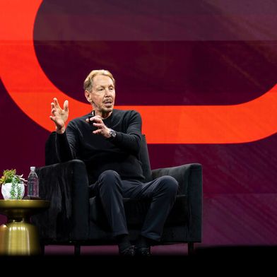Der Oracle-Gründer und Chairman war nicht vor Ort in Las Vegas, sondern wurde live zugeschaltet – laut Teilnehmern möglicherweise aus Sicherheitsgründen. Offiziell äußerte sich Oracle dazu nicht. (Bild: Oracle)