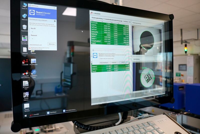 Vor dem Ablegen der beschichteten Solarzellen in den Kassetten wird durch das Kamerasystem geprüft, ob die Kanten der Wafer frei von Beschädigungen sind.  (Bild: Azur Space Solar Power)