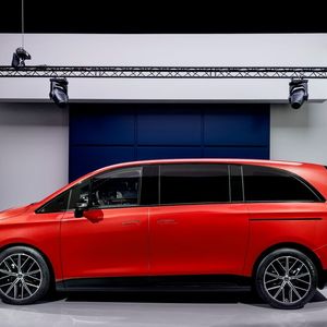 Die flexibel mit vier bis acht Sitzen eingerichteten Großraum-Limousinen sollen sich künftig deutlich von gewerblichen Modellen unterscheiden.(Bild:  Mercedes-Benz)