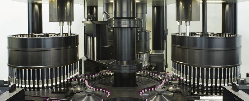 Jede der 15 Inspektionsstationen der AIM-8000-Serie kann mit unterschiedlichen Inspektionseinheiten ausgerüstet werden. (Bild: Bosch Packaging Technology, Schloss: fotolia - © Thk-design, © Denis Junker)