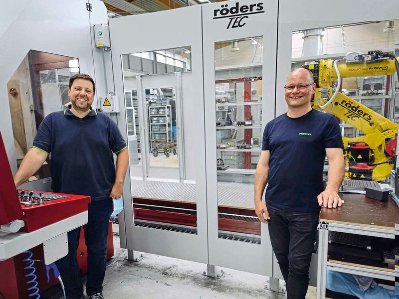 Tomislav Jurisa (l.) und Jürgen Kopsieker an der Steuerung der Röders HSC-Fräse RXP 601 DSH.

 (Bild: Klaus Vollrath)