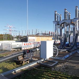 Supraleiter können große Mengen elektrischer Energie nahezu verlustfrei transportieren.(Bild:  Vauel)