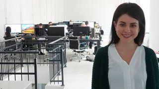 Für Bahar Jawadi - Chief Information Officer bei INTEGR8, einer Berliner Firma, die sich mit KI und Chatbots beschäftigt - ist die richtige Erwartungshaltung entscheidend. Den Nutzern müsse von vornherein klar gemacht werden, was KI könne und was nicht. "Ein Algorithmus kann nicht alle Leute unterstützen. Die Erwartungen sind teilweise zu hoch und deswegen sind die Nutzer dann enttäuscht", erklärt sie.  (Bild: Svenja Hörath)