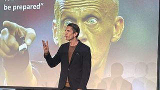 Vorausschauend agieren, vorbereitet sein: Der Fußball-Bundesliga-Schiedsrichter Deniz Aytekin berichtete auf der Jahreshauptversammlung des Skoda-Partnerverbands über seine Strategien, unter Druck zu entscheiden und zu führen. Vieles davon lässt sich auf den Handel übertragen. (Bild: Grimm – VCG)