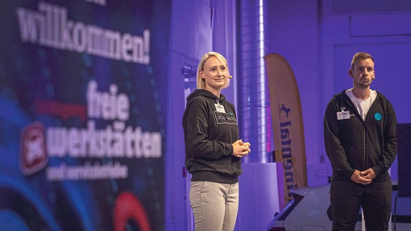 Bianca und Dennis Christ von DC Connected stellten ihren „Meister-Dongle“ vor. Den haben sie aus der familieneigenen Kfz-Werkstatt heraus entwickelt. (Bild: Stefan Bausewein)