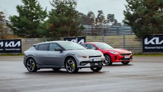 Wer driftet besser? Der Kia EV6 oder der Kia Stinger? (Bild: Kia/Fred Roschki)