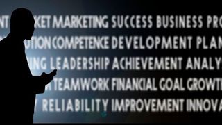 Mit einem neuen Lehrgang soll der wachsende Bedarf an KI Managern befriedigt werden. Angsprochen sind Entscheider aus den Bereichen strategische Unternehmens- und Geschäftsentwicklung, Digitalisierung sowie operativ tätige Projektmanager. (Bild: Pixabay)