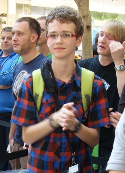 Extra aus der Nähe von Frankfurt/Main angereist: Maximilian Pfisterer, der erste Kunde des Augsburger Apple-Stores. (Archiv: Vogel Business Media)