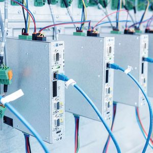 Der neu Frequenzumrichter SD4S von Sieb & Meyer ist für den stationären Einsatz in Schaltschränken von Werkzeugmaschinen oder Turbokompressoren/-verdichtern konzipiert.(Bild:  Sieb & Meyer AG / Thorsten Scherz)