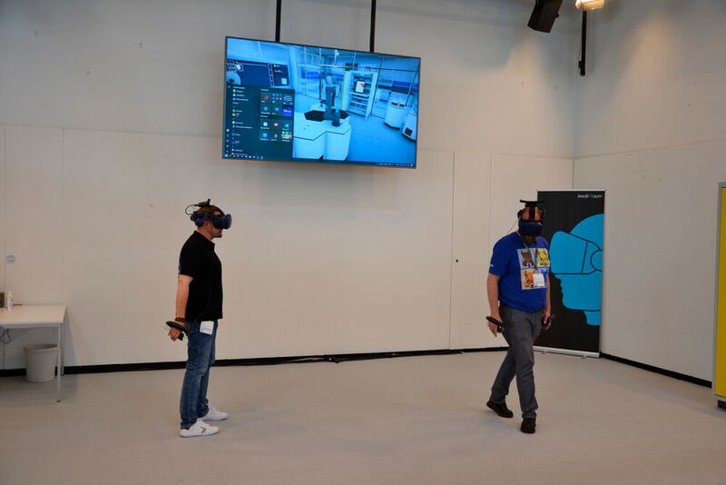 Während der Virtual-Reality-Sessions konnten Interessierte dabei Laborumgebungen selbst konfigurieren. (Bild: LABORPRAXIS/Platthaus)