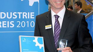Klaus Tersteegen, Mitglied der Geschäftsleitung von SSI Schäfer, Neunkirchen, nahm in Hannover stellvertretend für sein Unternehmen den Industriepreis 2010 in der Kategorie „Intralogistik & Produktionsmanagement“ entgegen. Bild: SSI Schäfer (Archiv: Vogel Business Media)