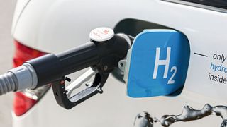 Wasserstoff als Kraftstoff kommt immer mehr als Alternative zum E-Antrieb ins Bewusstsein. Noch gilt es aber das Problem seiner regenerativen Gewinnung zu lösen. (Bild: H2-Mobility/Felix Krumbholz)