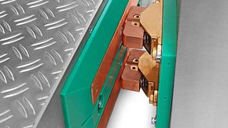 Ladekontakte: Das fahrerlose Transportfahrzeug kann bei sich wiederholendem Fahrkurs an einer Haltestelle innerhalb von 30 s mit einem hohen Stromstoß aufgeladen werden. Bild: S-Elektronik (Archiv: Vogel Business Media)