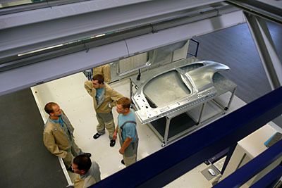 Der Auslauf ist äußerst ergonomisch gestaltet. Die Arbeiter an der Presse können die fertigen Seitenteile bequem vom Band nehmen. (Archiv: Vogel Business Media)