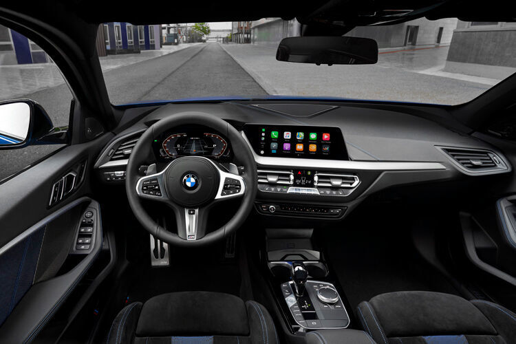 Innen geht es dank der Umstellung auf Frontantrieb luftiger zu als bislang. (BMW)