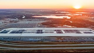 Unter anderem setzt Tesla das „Gigapress“-Verfahren in seinem texanischen Werk ein.  (Bild: Tesla)