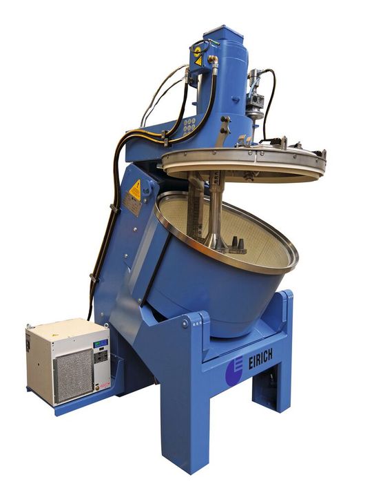 Im Mischer wird das Mischgut zu den Mischwerkzeugen geführt.(Bild:  Eirich)