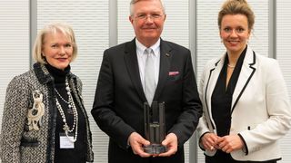 Preisübergabe (v.l.): Dr. Bettina Horster (Vorsitzende GFS), Prof. Michael ten Hompel (geschäftsführender Institutsleiter Fraunhofer-IML) und Ina Brandes (Ministerin für Kultur und Wissenschaft NRW). (Bild: Fraunhofer-IML/Sebastian Beierle)