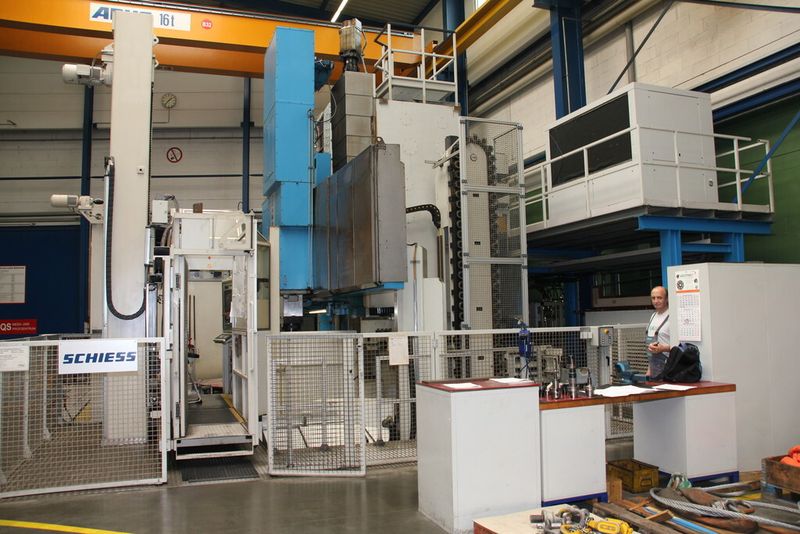 Mit dieser Karusselldrehmaschinen, mit zusätzlich angetriebenen Werkzeugen, kann der Auftragsfertiger nicht nur Drehoperationen sondern auch Bohr- und Fräsarbeiten erledigen, sodass man das Teil in einer Aufspannung fertig bearbeiten kann. (Bild: Sonnenberg)