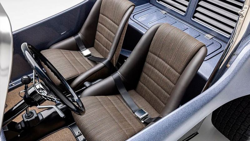 Jeder Buggy verfügt über geflochtene Ledersitze, die robuste Haltbarkeit mit raffiniertem Komfort verbinden – sagt der Hersteller. (Bild: Meyers Manx)