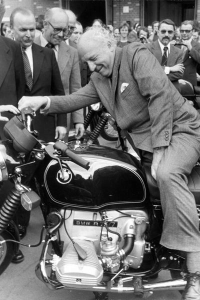 Walter Scheel (FDP), von 1974 bis 1979 der vierte Bundespräsident der Bundesrepublik Deutschland, steigt während der Grundsteinlegung im Werk Berlin 1977 auf eine BMW R 75/7. (Bild: BMW AG)