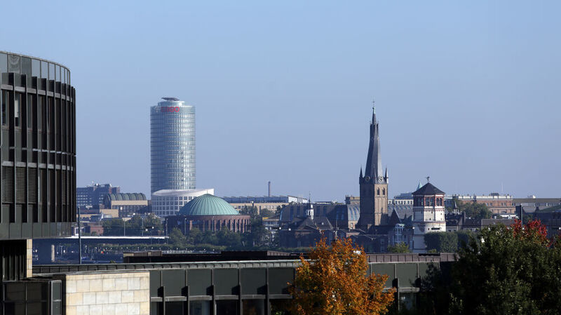 Düsseldorf hat den Anspruch, zu einer Smart City zu werden. Ein Kernziel bildet die Digitalisierung von Verwaltungsprozessen. Hierbei verfolgt die Stadt einen Open-Data-Ansatz und erhöht die Transparenz der Verwaltungsprozesse unter Verwendung standardisierter Informations- und Kommunikationstechnik. Insgesamt sollen die Maßnahmen zu einer Erhöhung der Lebensqualität und einer Stärkung des Wirtschaftsstandorts führen. (LHD / Ingo Lammert)