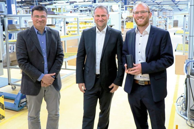 Jan-Thomas Mosebach (r.), Vertriebsingenieur bei Stego, zeigt das Original-Schaltschrank-Heizgerät des Unternehmens in der Produktionsstätte in Schwäbisch Hall. Mit dabei (v.l.): Siegfried Oerthel, Marketing Project Manager, und Martin Sitter, Leiter Vertrieb/Marketing. (Bild: S.Häuslein/konstruktionspraxis)  (S.Häuslein/konstruktionspraxis)