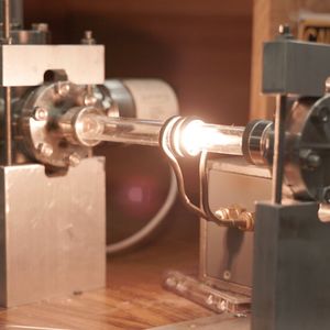 Die Forschenden benötigten spezielle Öfen, um epitaktisches Graphen herzustellen, also in einer einzigen Schicht auf der Kristallfläche des Siliziumkarbids wächst. (Bild:  Georgia Institute of Technology)