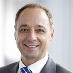 Rainer Bickel, Leiter Vertrieb Kfz-Händlergeschäft der AKF Bank: Die fünf neuen Bundesländer haben für uns als deutsche Unternehmerbank seit jeher einen hohen Stellenwert. So ist das Kfz-Gewerbe in Ostdeutschland eine tragende Säule unseres Geschäfts. Als leistungsstarker Spezialfinanzierer für den Mittelstand stellen wir mit unserem auf die entsprechenden Markterfordernisse zugeschnittenen Angebot und unserer vertrauensvollen Zusammenarbeit mit den Kfz-Händlern in Ostdeutschland sicher, dass unsere Partner gute Erträge erwirtschaften und auch langfristig auf Erfolgskurs bleiben. 25 Jahre deutsche Einheit heißt für uns somit: 25 Jahre verlässliche Partnerschaft, bei der Kontinuität und persönliche Betreuung eine zentrale Rolle spielen.