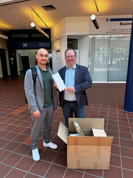 (l.) Maximilian Zazura und Patrick Hirscher, der jetzt bei TP-Link ist, sind grad auf dem Weg zu ihrem Partnerevent. (Bild: Vogel IT-Medien)