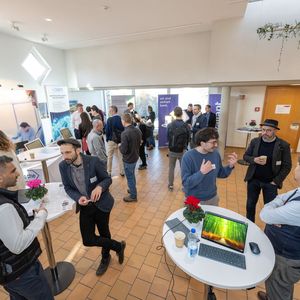 In der Kaffeepause bot sich für die Teilnehmenden die Gelegenheit, um an den Ständen ins Gespräch zu kommen. (Bild:  ZHAW, Tevy)
