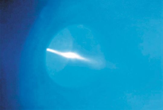 Es werde „neues“ Licht! Fotografie eines Plasmas, das extremes UV-Licht emittiert (EUV). Das Plasma wurde durch eine gepulste Gasentladung in einer Niederdruck-Xenon-Atmosphäre erzeugt. EUV-Strahlung ist nicht nur ein Schlüssel für die heutige Chipfertigung. Es werde „neues“ Licht! Fotografie eines Plasmas, das extremes UV-Licht emittiert (EUV). Das Plasma wurde durch eine gepulste Gasentladung in einer Niederdruck-Xenon-Atmosphäre erzeugt. EUV-Strahlung ist nicht nur ein Schlüssel für die heutige Chipfertigung.