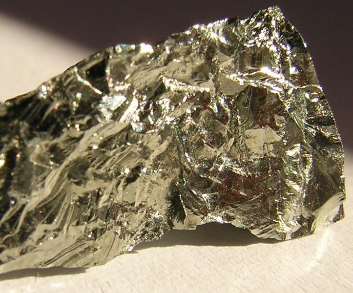 Germanium: Risikoklasse: hoch. Einsatzfelder: Als Spezialmetall bei Leuchtioden, Solarzellen oder Halbleitern. Preisentwicklung: Spezialmetalle wurden teurer. Substitutionsmöglichkeiten: Kein Ersatz. Zukunftsrelevanz: sehr hoch. Politische Risiken: Hohe Konzentration in China ist Risiko. Hier bestehen bisher schon erhebliche Beschränkungen. (Bild:Gibe unter CC-BY-SA 3.0 Lizenz, wikicommons)