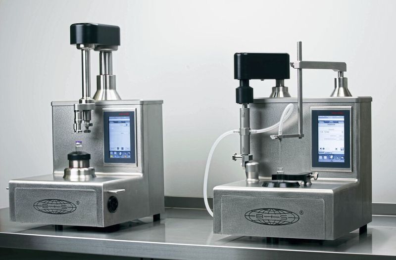 Die „neuen Kleinen“, mit denen Flaschen, Vials, Karpulen, Spritzen und Teströhrchen verarbeitet werden können, zeichnen sich nicht nur durch ihre Eignung für den Einsatz im Isolator aus. (Bausch+Ströbel)
