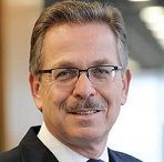 Titel, Name: Frank Fehrenbach   Geburtsjahr, -ort: 1949 in Kenzingen  Funktion: Mitglied des Aufsichtsrats  Firma: Linde AG    Ausbildung: 1968-1975: Studium des Wirtschaftsingenieurwesens an der Universität Karlsruhe, Abschluss: Diplom-Wirtschaftsingenieur  Berufliche Laufbahn: 1975: Robert Bosch GmbH, Deutschland ab 1988 Mitglied der Geschäftsleitung 1985 Robert Bosch Corporation, Automotive Group, USA Kaufmännischer Werkleiter ab 1994 Sprecher der Geschäftsleitung 1989: Robert Bosch GmbH, Deutschland Geschäftsbereich Starter und Generatoren: Geschäftsleiter Kaufmännische Aufgaben ab 1997 Sprecher der Geschäftsleitung 1996 Geschäftsbereich Einspritzsysteme Diesel: Geschäftsleiter Kaufmännische Aufgaben 1999 Geschäftsführer der Robert Bosch GmbH 2003 Vorsitzender der Geschäftsführung der Robert Bosch GmbH seit 2012: Vorsitzender des Aufsichtsrats der Robert Bosch GmbH und geschäftsführender Gesellschafter der RBIK (Robert Bosch Industrietreuhand KG)   Besonderes: – Mitglied im Aufsichtsrat von BASF SE – Vorsitzender im Aufsichtsrat der Robert Bosch GmbH – Stellvertretender Vorsitzender im Aufsichtsrat der Stihl AG (Bild: Linde)