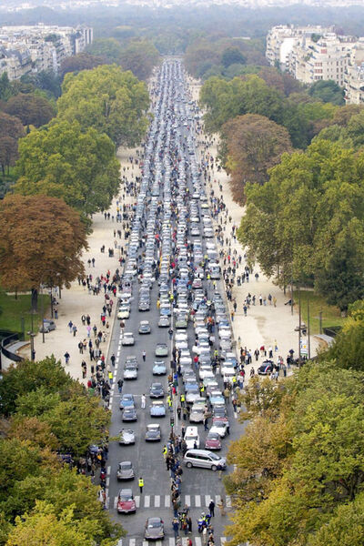 Im Jahr 2005 veranstalten Tausende von Fans eine Jubiläumsparade zum 50. Geburtstag der DS auf der Avenue des Champs-Élysées in Paris.  (Foto: Citroën )