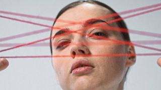 Der „rote Faden“ hält in der Produktentwicklung und Fertigung alle relevanten Informationen parat. (cottonbro / Pexels)