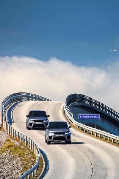 Eindrucksvolle Rollen als Stuntfahrzeuge in „Keine Zeit zu sterben“ spielten insgesamt auch sechs Range Rover Sport SVR.   (Bild: © 2021 Danjaq, LLC and MGM. All Rights Reserved)