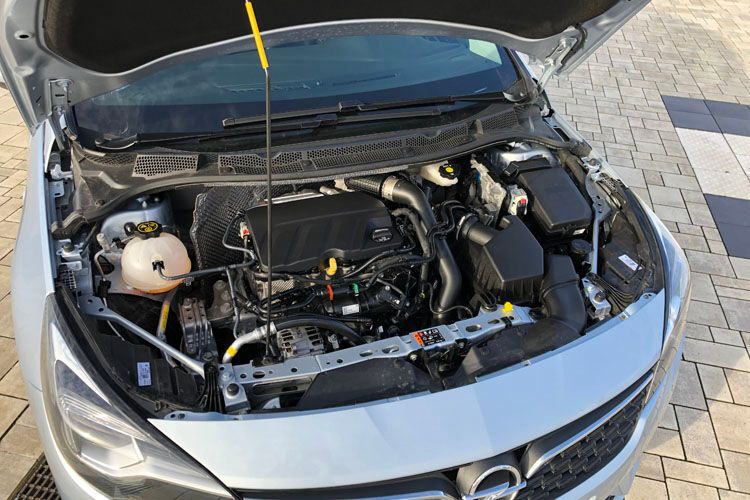 Wirkliche Veränderung gibt es aber unter der Haube. Opel bietet eine komplett neu und selbst entwickelte Motorenpalette an. Unser Testwagen hatte einen Dreizylinder-Benziner mit 1,2 Litern Hubraum und 96 kW/130 PS. (Bild: Seyerlein/»kfz-betrieb«)