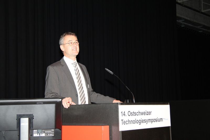 Bernhard Neuthold, Präsident PTV  begrüsste die Besucher und stellt die Frage wie kann man etwas einfacher machen, wenn immer alles komplizierter wird. (Bild: Urs Heiz)