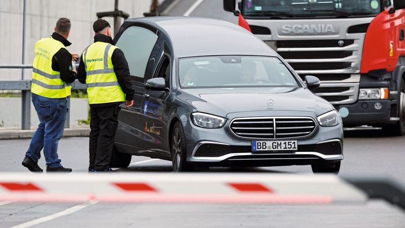 Ein Leichenwagen fährt über das Betriebsgelände. Bei Schüssen in einer Mercedes-Werkshalle in Sindelfingen gab es Tote.(Bild:  picture alliance/dpa)