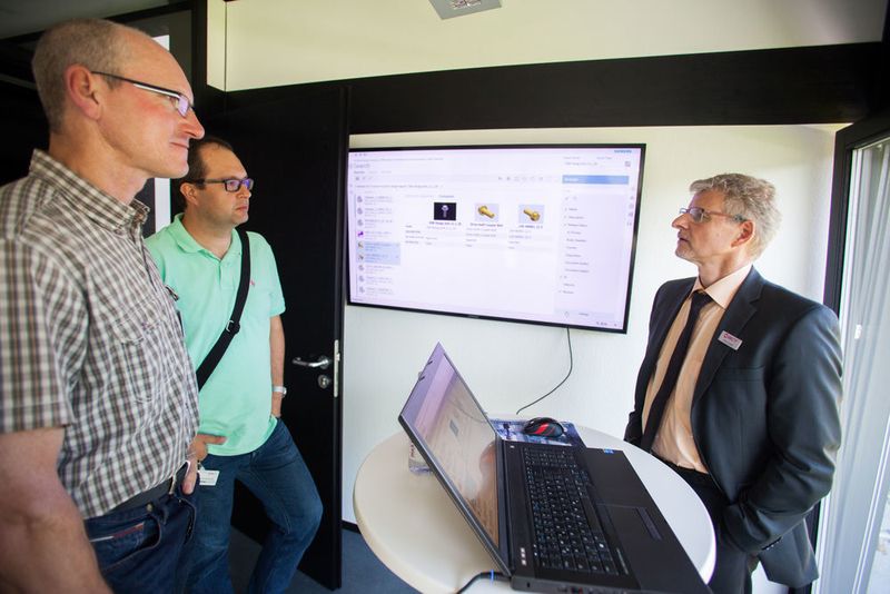 Neben den Vorträgen konnten sich die Gäste in einer Ausstellung direkt bei BCT und seinen Partnern zu speziellen Themen informieren. Im Bild: Besucher informieren sich über den Teamcenter Active Workspace Client. (BCT Technology)