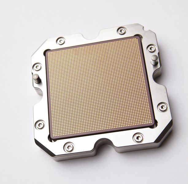 Power 7 Keramik-Modul mit Abdeckung von der Unterseite. Jeder Power 7 Prozessor acht Kerne, mit vier Threads je Kern. (Archiv: Vogel Business Media)